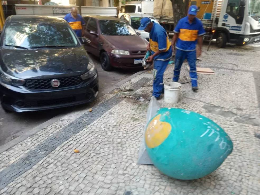 Caindo a ficha: orelhões abandonados e quebrados são retirados das ruas