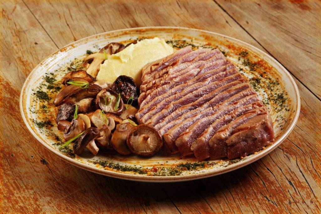 pobre juan andré sabaró Pobre Juan: o rib steak de atum tem cogumelos tostados entre os acompanhamentos