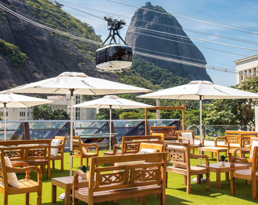 rooftop hills Bondinho: o terraço do Hills tem vista privilegiada para a natureza e a maior atração do Morro da Urca