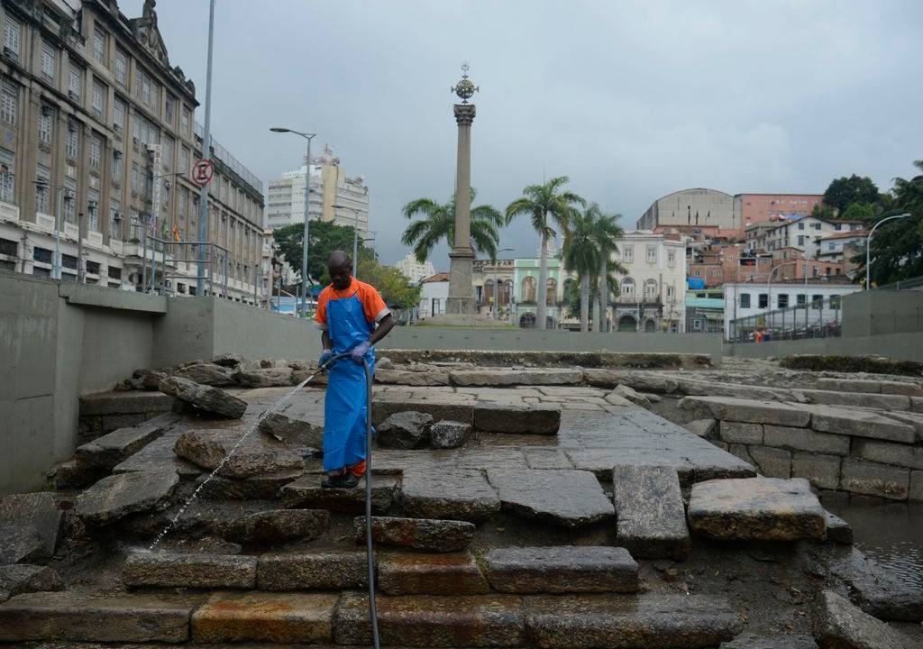 garis fazem a limpeza do Cais do Valongo, que foi inundado com as chuvas