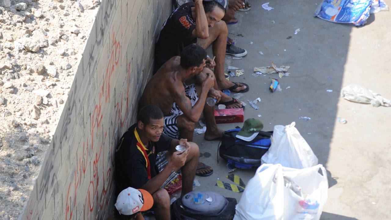 Usuários de crack concentram-se nas imediações das obras da Trasncarioca, na Avenida Brasil, próximo ao Complexo da Maré, zona norte da cidade