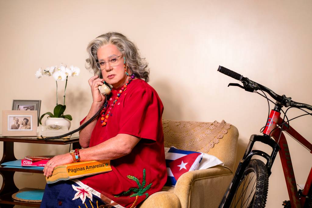 Luiz Fernando Guimarães volta aos palcos no papel de uma senhora de 90 anos