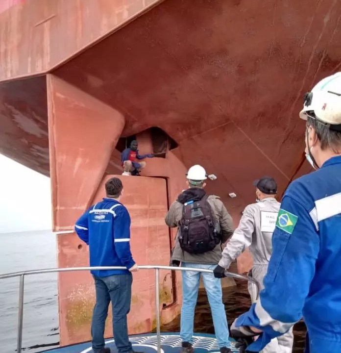 Camaronês é encontrado em leme de navio na Baía de Guanabara