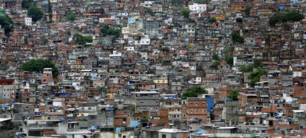 Metade dos moradores de favelas diz ganhar menos de um salário mínimo