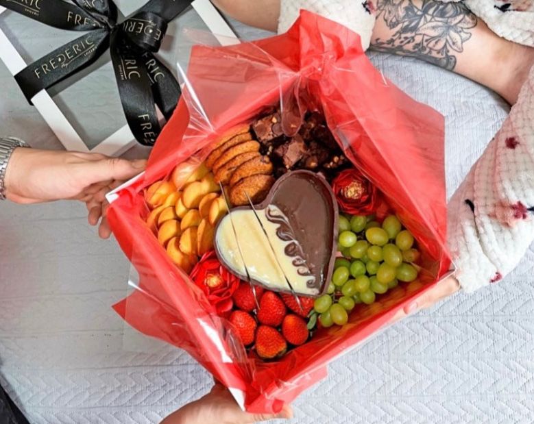 Frédèric Epicerie: chocolates preto e branco recheiam um doce cora&ccedil;&atilde;o