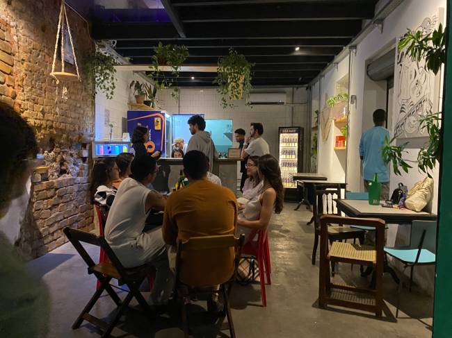 Macuna Bar O Macuna fica num sobrado de três andares, com música ao vivo no segundo e terraço com bar no último.