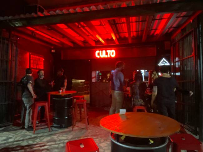 Culto Com suas cores vermelho e preto, o Culto substitui o antigo Caverna para a tribo rock'n roll.