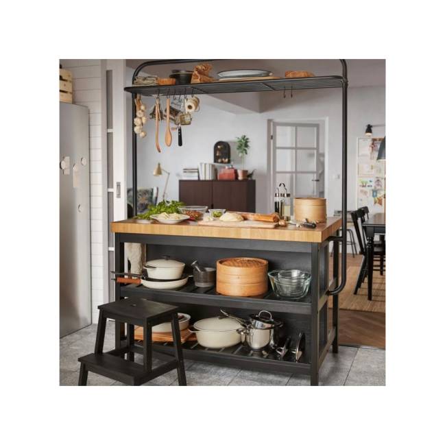 Panelas exibidas A imagem mostra uma cozinha com panelas exibidas por todos os lados