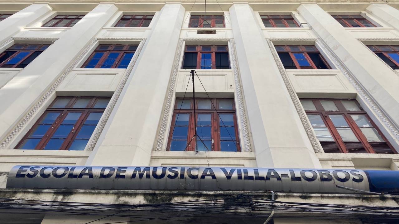 Foto mostra fachada da escola de música Villa-Lobos