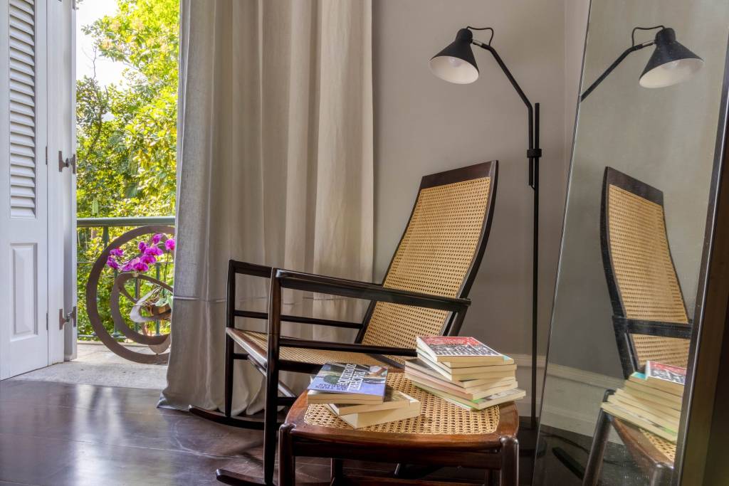 Lucilla-Pessoa-de-Queiroz_Renata-Caiafa-Quintanilha-003-e1651581339125 Quarto Drummond, por Lucilla Pessoa de Queiroz e Renata Caiafa. Ambiente da CASACOR Rio de Janeiro 2022.