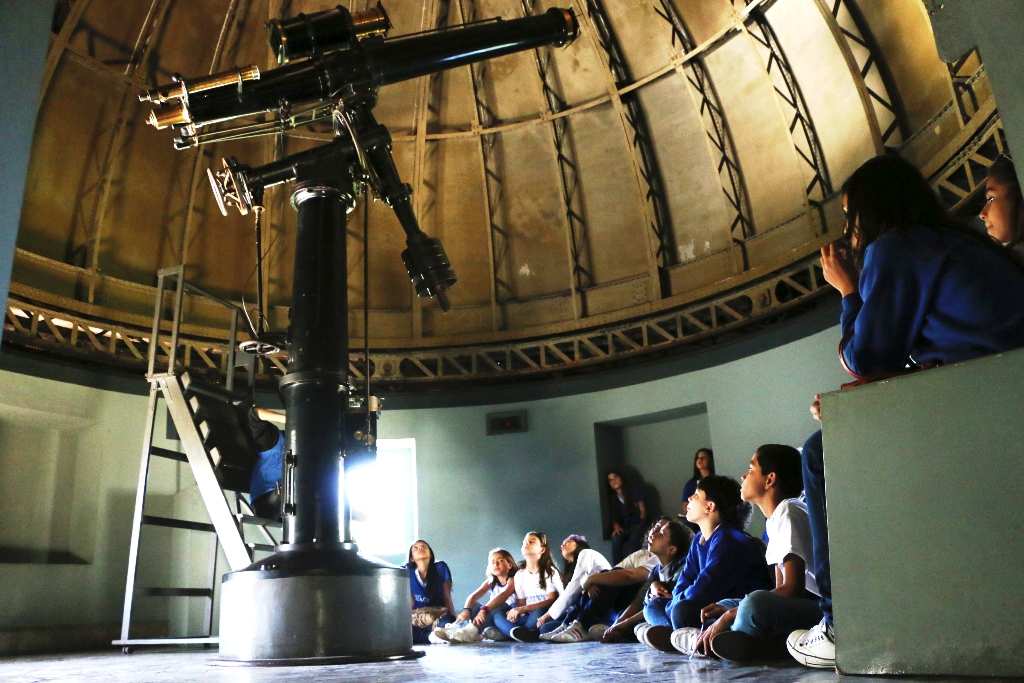 Programa de Observação do Céu 3 – crianças e luneta – low – Crédito- MAST Foto mostra luneta do MAST