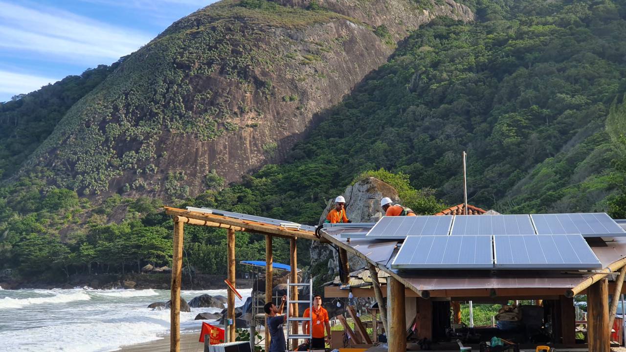Foto mostra implantação de energia solar