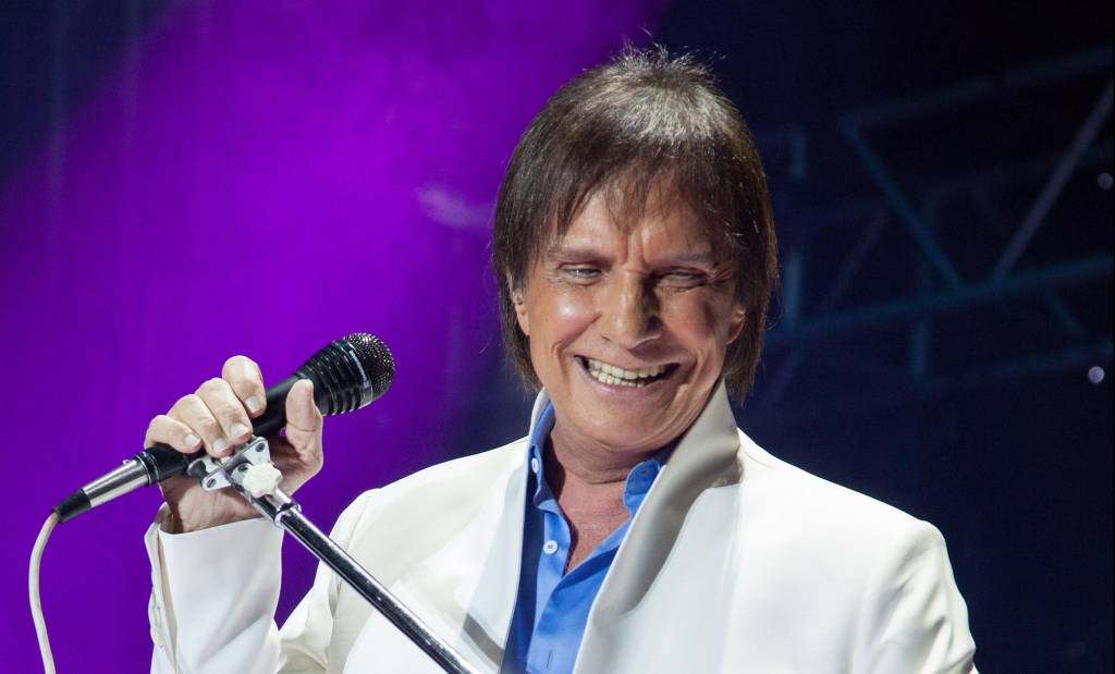 Aos 81 anos, Roberto Carlos está com Covid-19 e adia show para julho