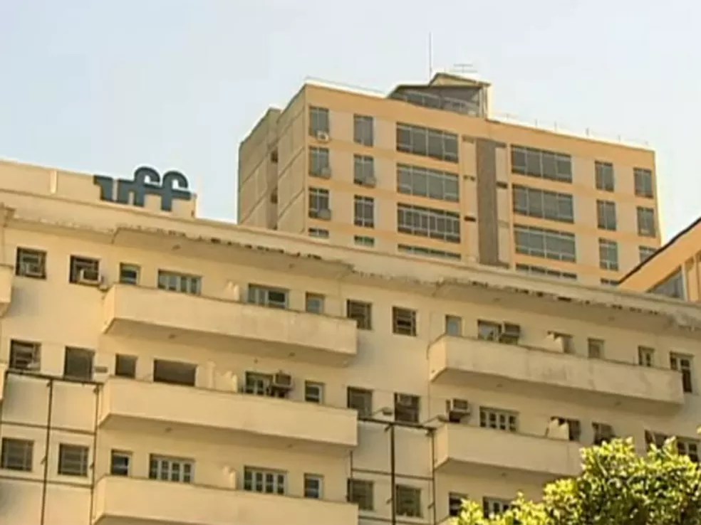 Universidade volta a exigir uso de máscara em ambientes fechados