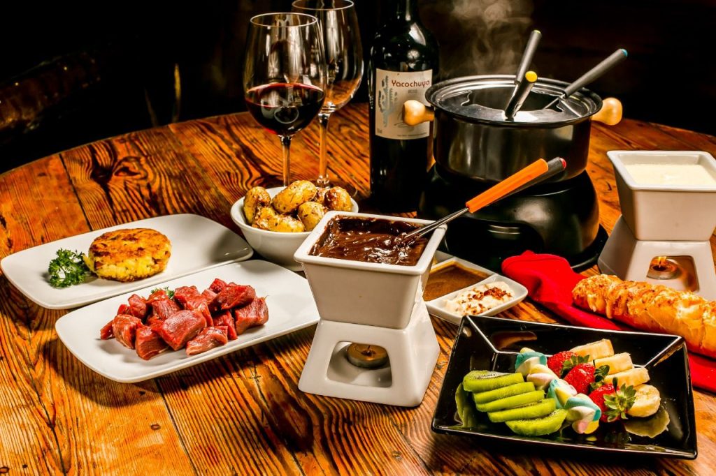 Viagem gourmet: festival de fondue, racletes e caldos anima Petrópolis