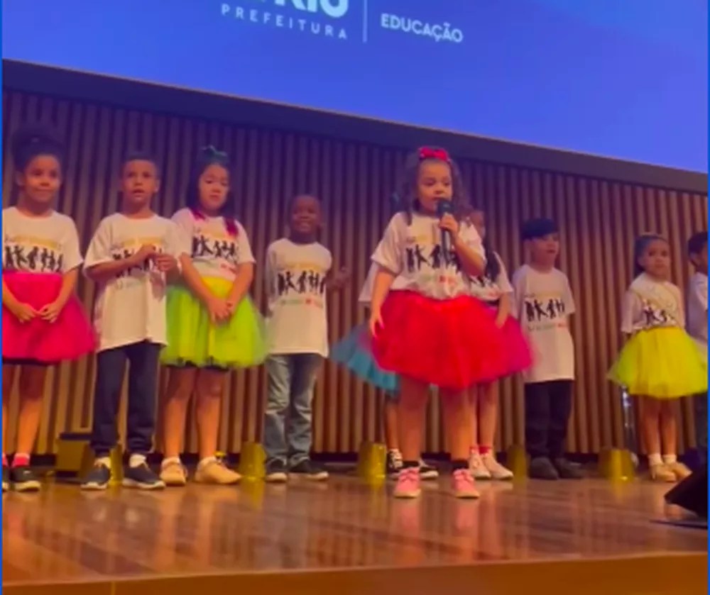 Fofura: menina de 5 anos viraliza com música infantil em ritmo de ópera