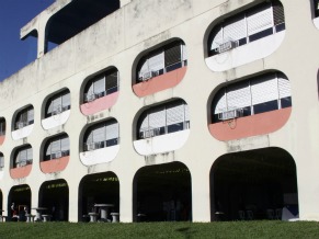 A escola pública representa um país