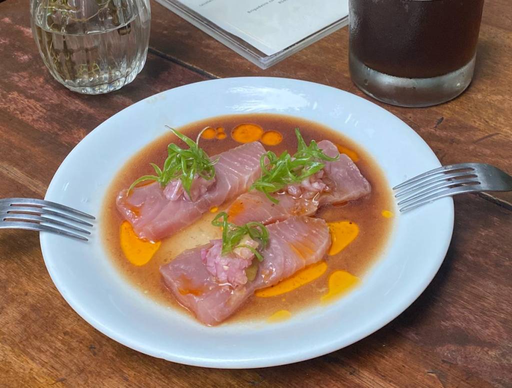 Sucesso no Centro, bar Labuta abre com petiscos do mar em Copacabana