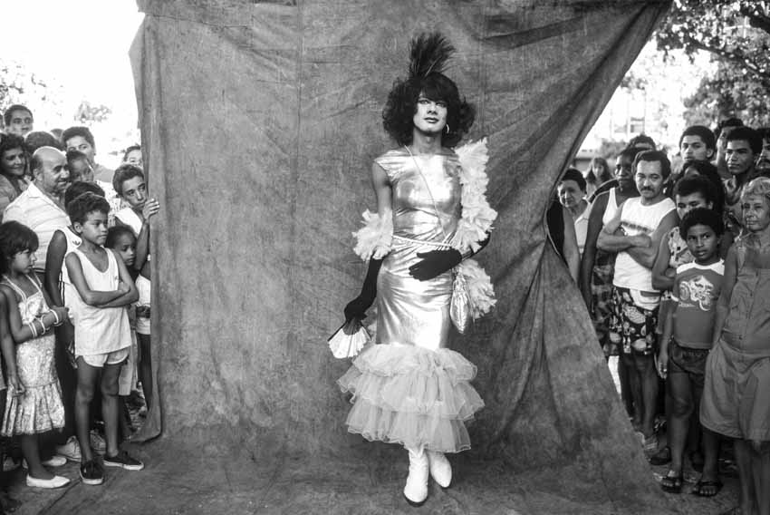 Reveler costumed of xx during carnival – 80s Folião fantasiado de mulher durante o carnaval de rua, em imagem em preto e branco.
