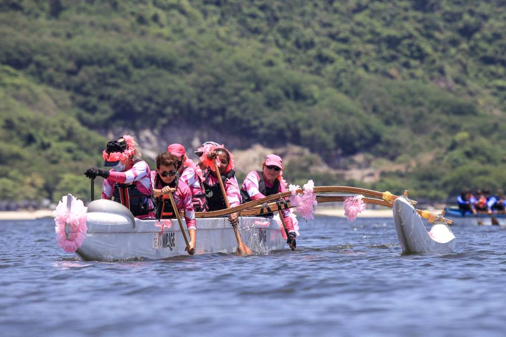 Grupo de mulheres com câncer usa a canoa havaiana como tratamento