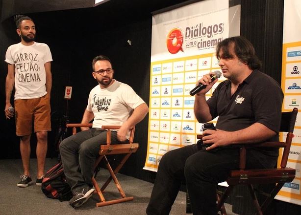 Foto do debate em comemoração aos dez anos do filme Alma Suburbana. No Ponto Cine, em Guadalupe, no dia 4 de Novembro de 2017. Sentado de camisa preta, Luiz Claudio e, sentado de camisa branca, Rafael Mattos