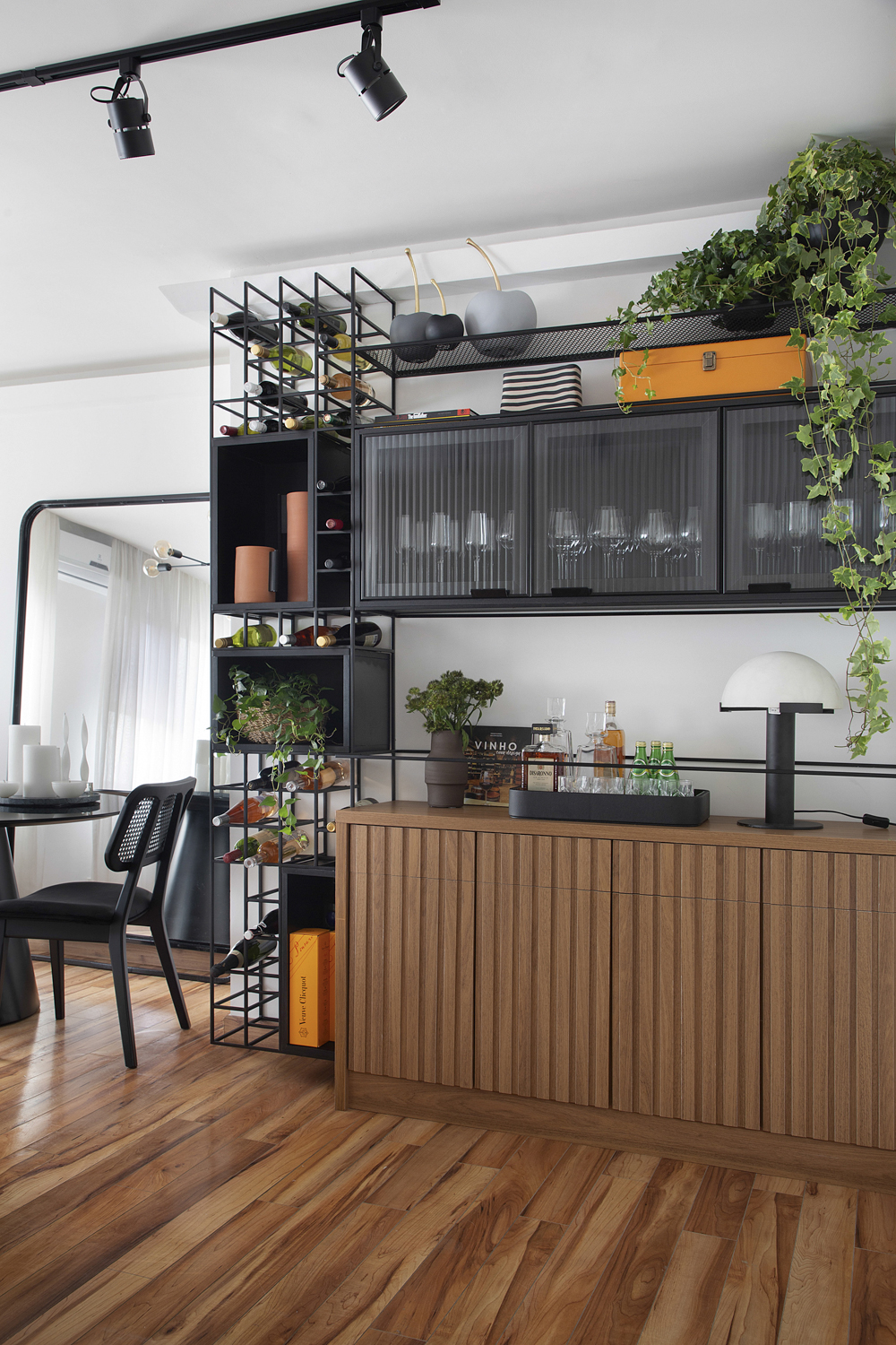 Apartamento-alugado-de-50m2-em-Ipanema-assinado-pelo-escritório-IKEDA-ARQUITETURA-_-foto-b-(1).jpg2 adegas de vinho