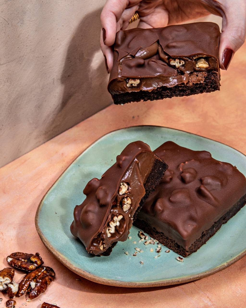 Creamy Patisserie_Brownie de chocolate c brigadeiro, nozes pecan caramelizadas e cobertura_Cred Tomas Rangel Creamy Patisserie_Brownie de chocolate c brigadeiro, nozes pecan caramelizadas e cobertura_Cred Tomas Rangel