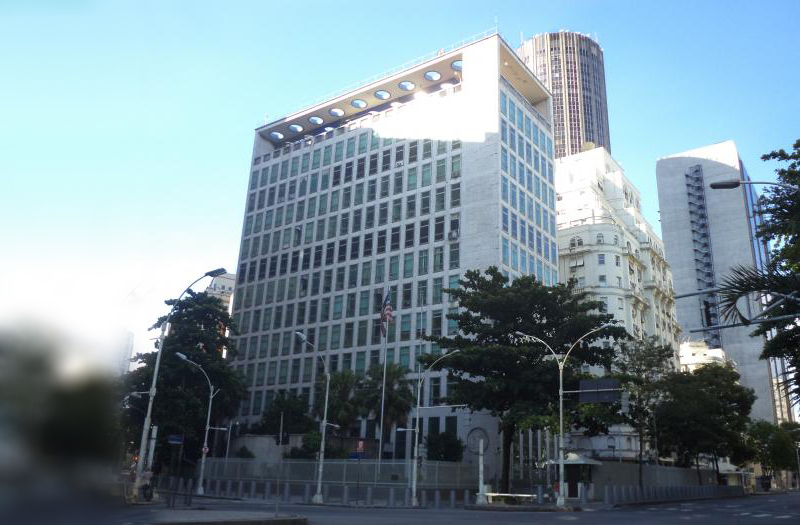 O Consulado Geral dos EUA no Rio de Janeiro está instalado no mesmo edifício em que funcionava anteriormente a Embaixada dos EUA no Brasil, antes da transferência da capital federal do Rio de Janeiro para Brasília. O edifício de 13 andares, construído em 1952, está localizado na Avenida Presidente Wilson, 147, Castelo, no centro do Rio de Janeiro.