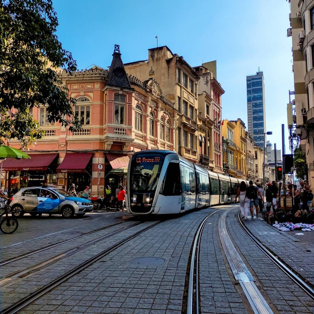 Estela da Silva Neto 2 Rua Sete de Setembro, em detalhe o VLT e a tradicional Casa Cavé