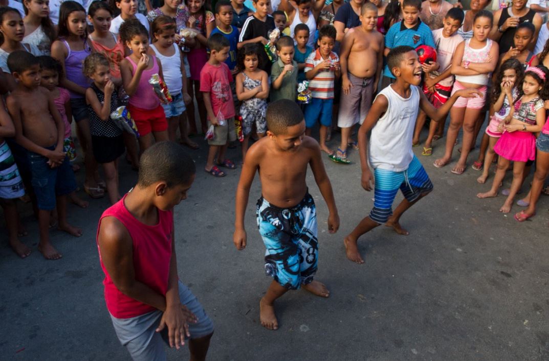 Foto Francisco Valdean. Três meninos disputam uma batalha de passinho de funk, na Rua Oliveira, na Baixa do Sapateiro, em 2013