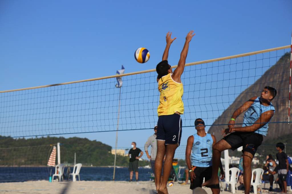 Pedaladas pela Lagoa ajudam jovem campeão nacional de vôlei de praia