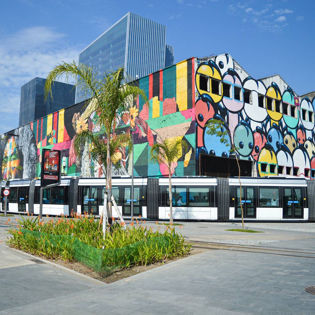 Marilda Souza da Costa Teixeira VLT passa pela Av. Rodrigues Alves esquina com Rua Souza e Silva, com grafites atrás
