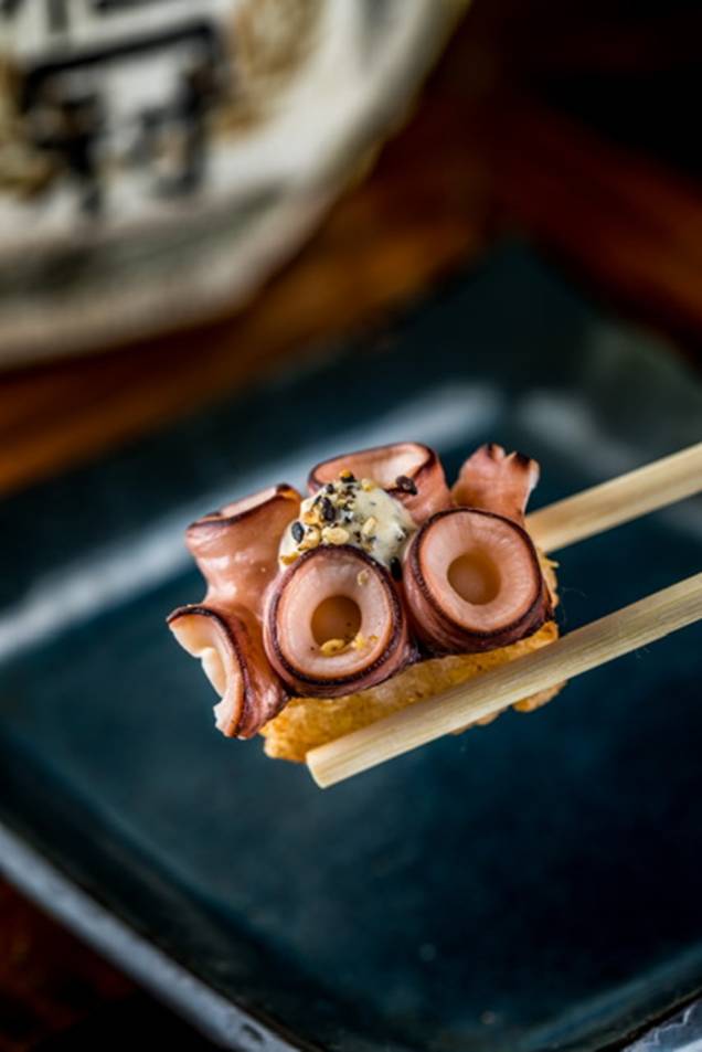 Minimok: ventosas de polvo sobre shari crocante podem aparecer no menu omakase Minimok: ventosas de polvo sobre shari crocante podem aparecer no menu omakase