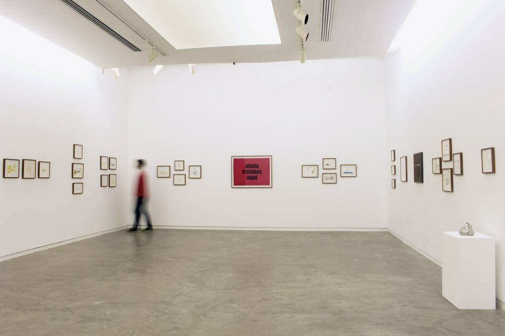 Perspectiva-da-exposição-3_Easy-Resize.com_.jpg Dahmer na Galeria Silvia Cintra: mostra com tirinhas do cartunista e peças únicas em exposição -