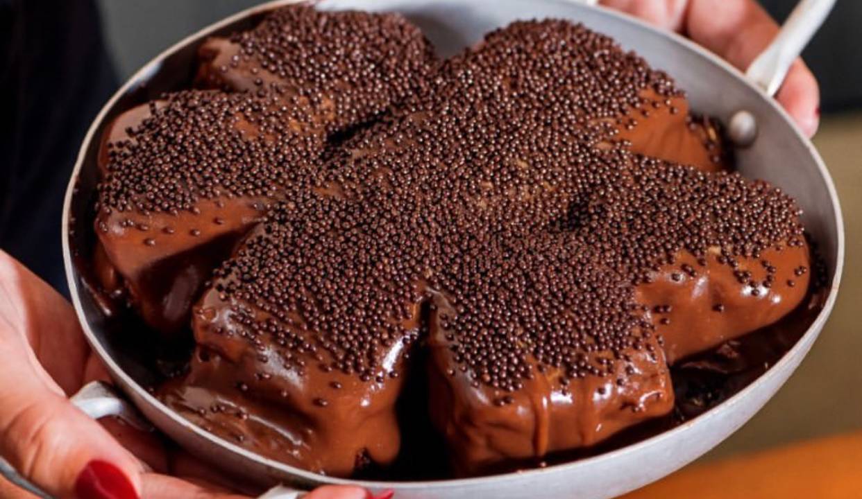 dB House: bolo quente de massa fofa e molhada com brigadeiro faz sucesso na casa