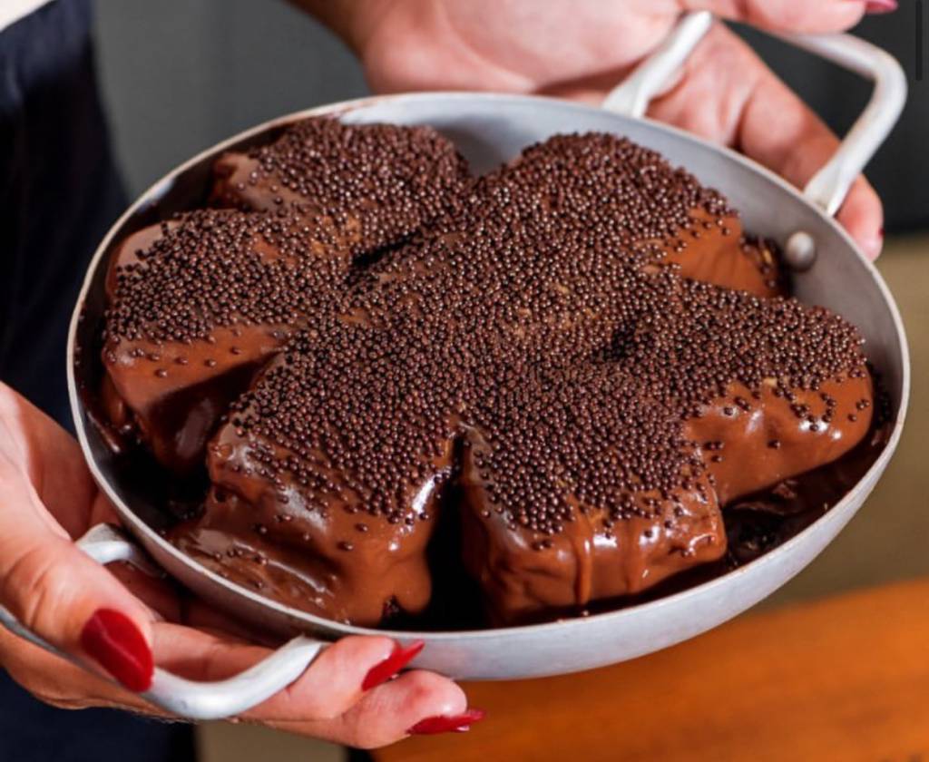 dB House: bolo quente de massa fofa e molhada com brigadeiro faz sucesso na casa dB House: bolo quente de massa fofa e molhada com brigadeiro faz sucesso na casa
