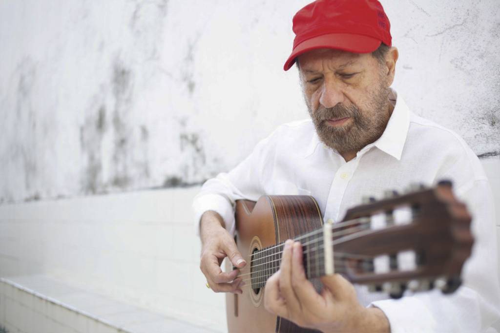 João Bosco leva espetáculo de voz e violão ao Teatro Prudential