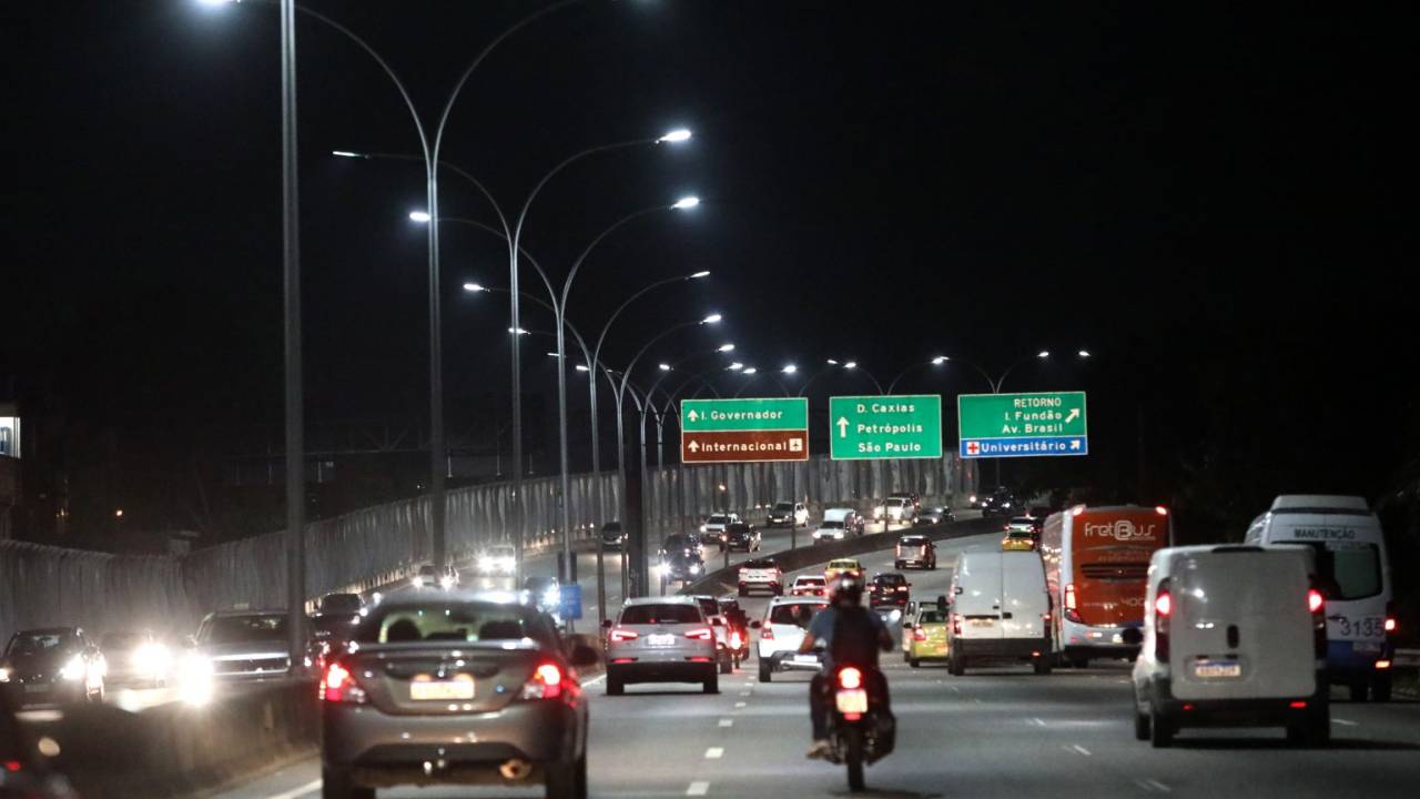 Foto mostra carros na linha vermelha