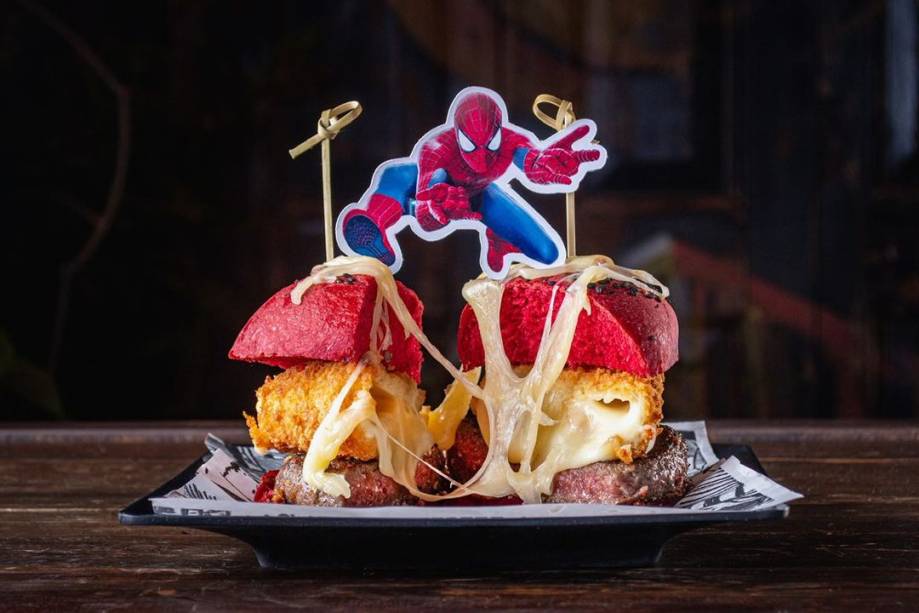 Surreal: hambúrguer, petiscos e bons drinques Surreal: hambúrguer, petiscos e bons drinques