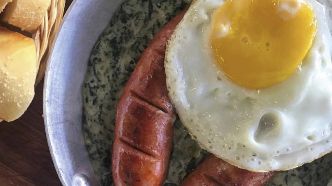 Enchendo Linguiça: creme de espinafre e ovo frito acompanham a portuguesa