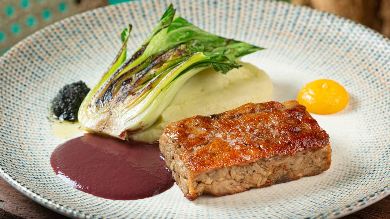 Itacoa: leitão confitado traz bok choi e demi glace de jabuticaba