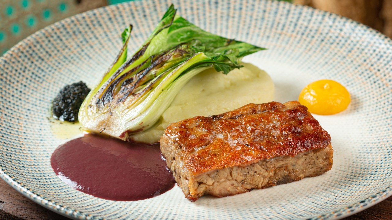 Itacoa: leitão confitado traz bok choi e demi glace de jabuticaba