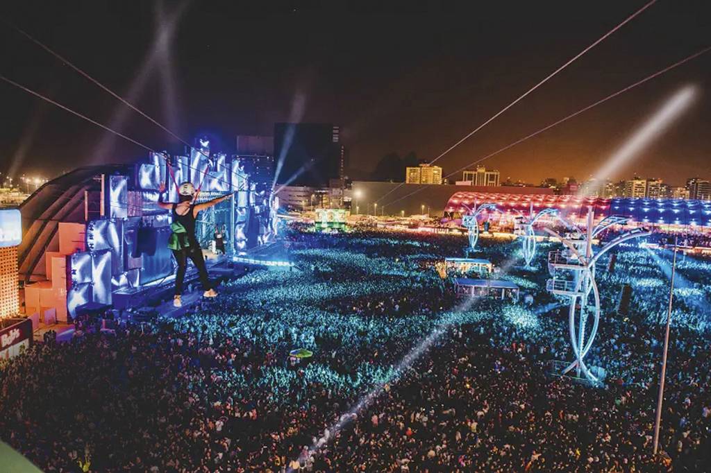 Com emoção? Mulher é resgatada da tirolesa após problema com grua de TV