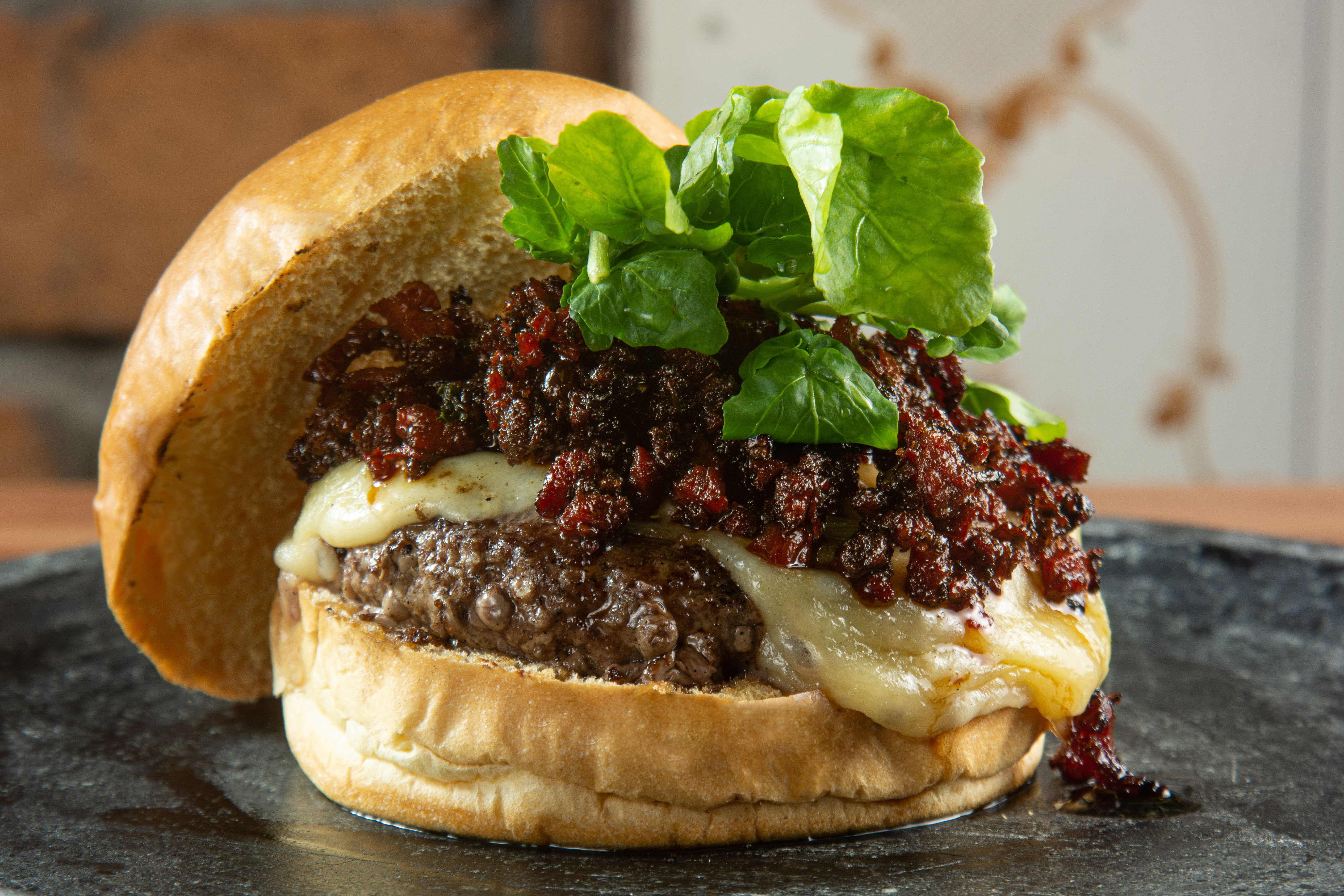 Doma: o burger scott est&aacute; na promo&ccedil;&atilde;o com cerveja, levando geleia de bacon, agri&atilde;o e r&uacute;cula