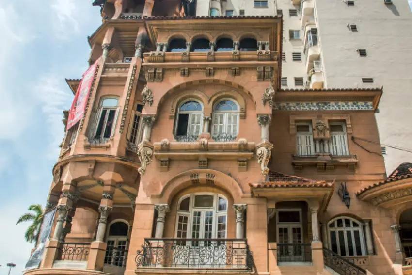 Castelinho do Flamengo reabre com exposição de Maxwell Alexandre