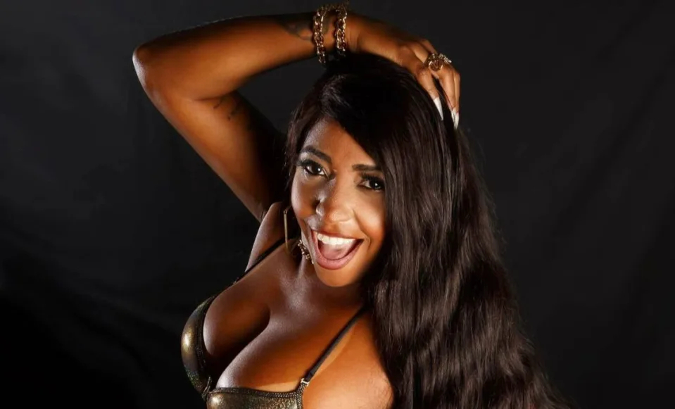 A funkeira carioca que conquistou famosos e viralizou com o hit Deixa Baixo