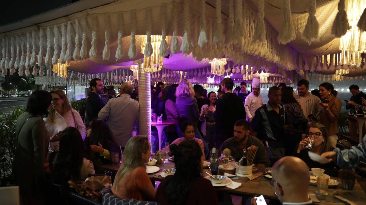 Foto mostra evento no quiosque Tropik