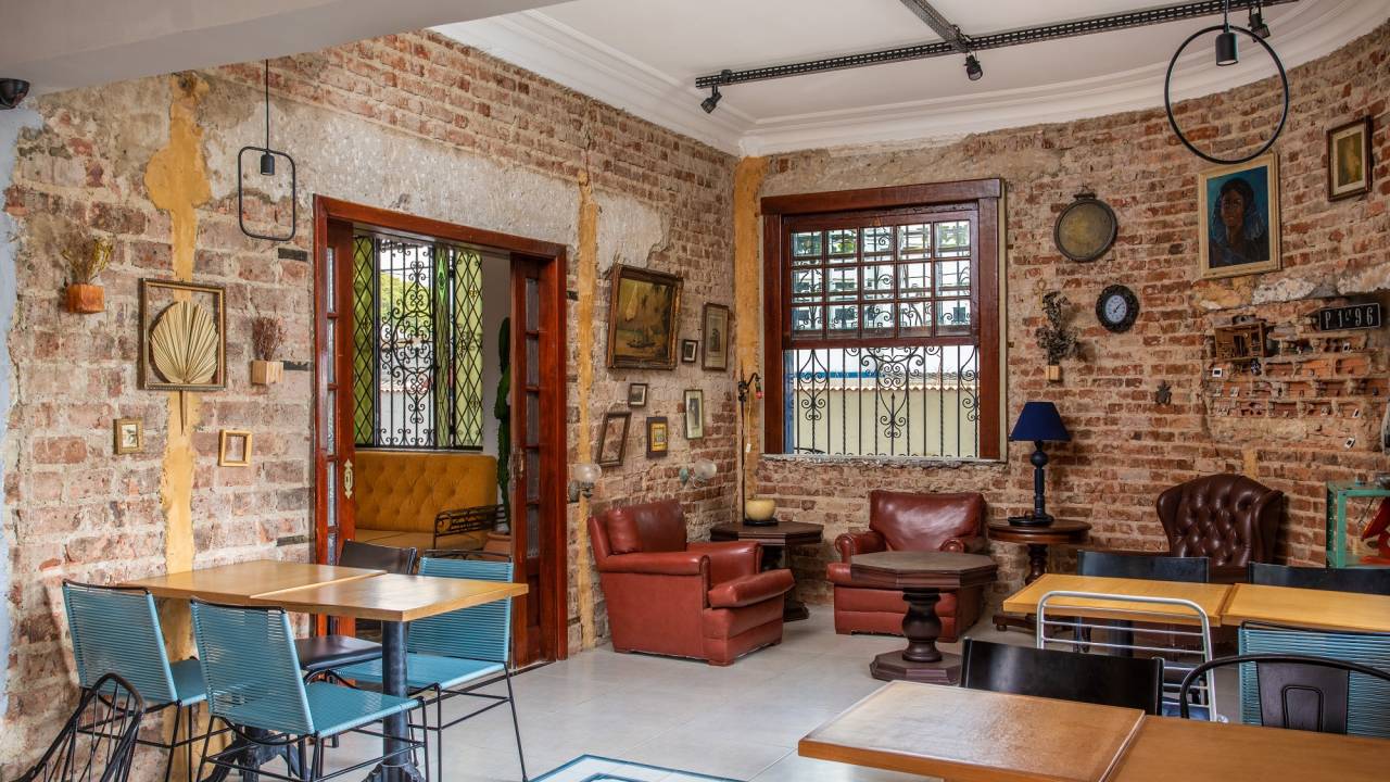 Casurca: decoração vintage e parede descascada seduzem no casarão