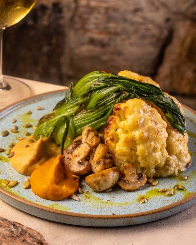 Izär: couve flor assada é base para belo prato vegetariano Izär: couve flor assada é base para belo prato vegetariano