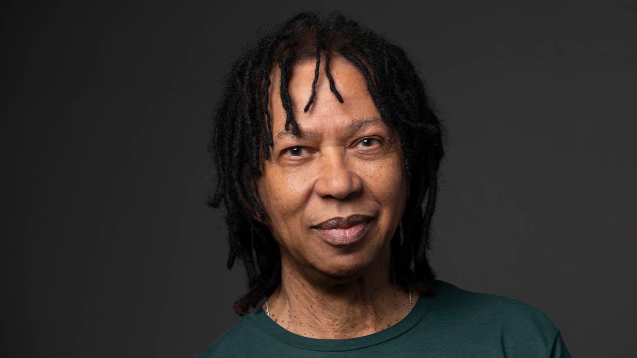O cantor e compositor Djavan de camiseta cinza sobre fundo cinza